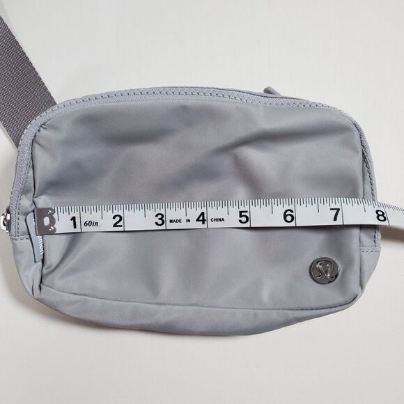 NEW Lululemon Women’s Everywhere Belt Bag 1L Silver Drop Nylon Athleisure - Picture 7 of 7
